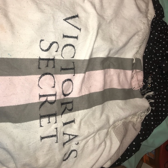 vs pink blanket - Picture 1 of 2